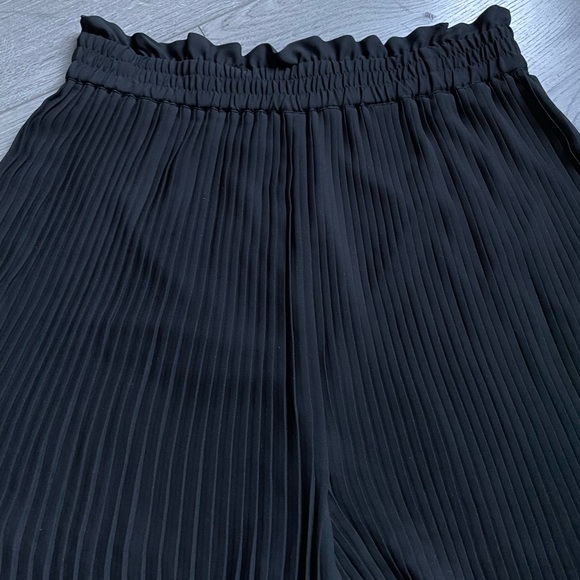 NWT - EXPRESS Black Pleated Shorts - Picture 2 of 6